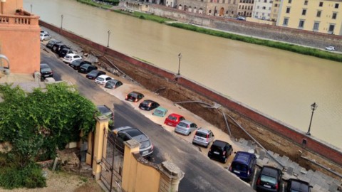 Florence: Jurang 200 meter di Lungarno – video