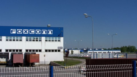 İş: Foxconn 60 çalışanını robotlarla değiştiriyor