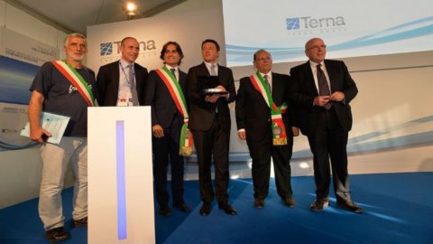 Renzi meresmikan saluran listrik pemecah rekor Terna yang menghubungkan Sisilia ke benua itu