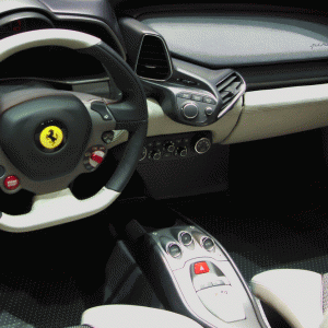 Ferrari: trimestre record, l’outlook sale e il titolo vola