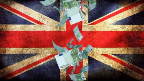 Piazza Affari scende ancora con le banche, paura Brexit in Europa