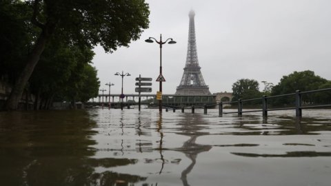 Дожди: Париж затопило, в Германии погибли 9 человек