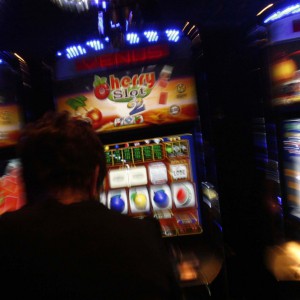 Slot machines: arriva la stretta, via da tabaccherie e centri commerciali