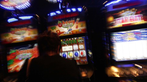 Slot machines: arriva la stretta, via da tabaccherie e centri commerciali