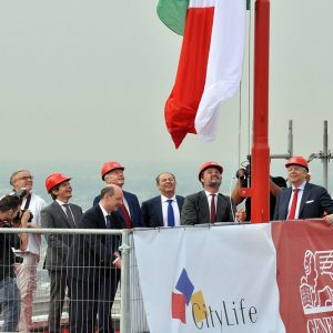 Kehidupan kota: bendera di Menara Generali