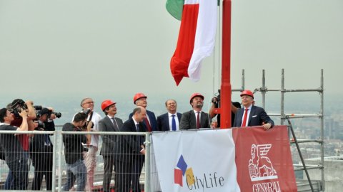 Citylife: bandiera su Generali Tower