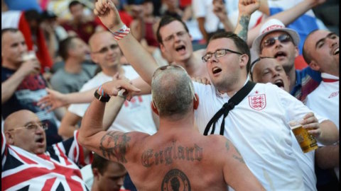 Guerrilla en la Eurocopa 2016, hooligans desatados