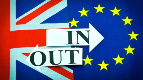 Brexit: Tinggalkan di 52%, Tetap di 48%. Pound sterling, Pasar saham panik.