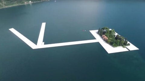 Lago d’Iseo, Christo: in migliaia passeggiano sull’acqua
