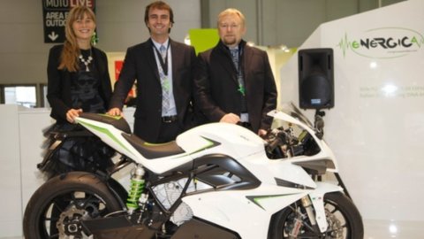 Elektrikli spor motosiklet Energica Motor yolda