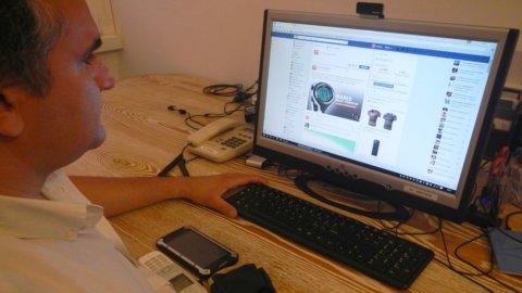 Lavoro, Cassazione: giusto licenziare chi sta troppo su Facebook