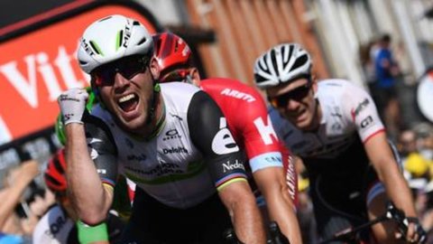 Tour: Cavendish, tris da record