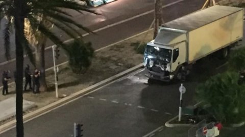 Strage a Nizza: camion sulla folla, 84 morti. L’ombra del terrorismo