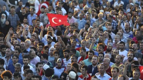 Turchia: i dubbi Ue su golpe. Maxi-purghe: 8.777 poliziotti licenziati
