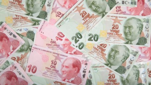 Turchia: la Borsa crolla, la lira recupera