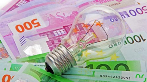 Contratti luce e gas: prescrizione a due anni per il diritto di pagamento del corrispettivo