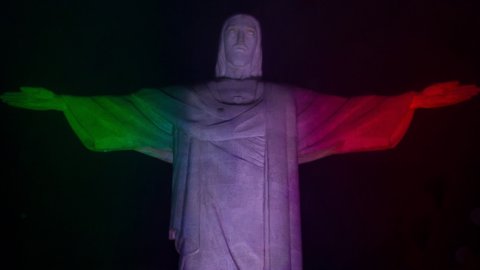 Rio: Pirelli illumina Cristo col tricolore, Renzi accende la luce