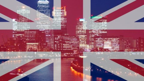 UK: BoE senkt Zinsen und BIP, kurbelt Qe an