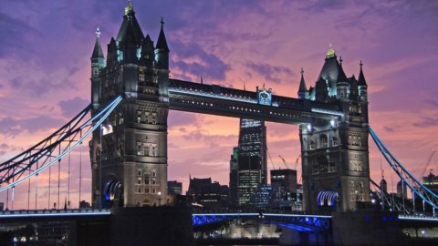 Il voto inglese affonda la sterlina ma non le Borse