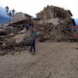 Amatrice، آج رینزی اور Mattarella کے ساتھ جنازہ