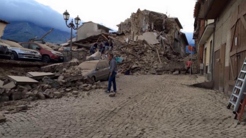 Amatrice، آج رینزی اور Mattarella کے ساتھ جنازہ