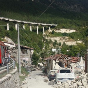 Erdbeben: die Situation von Straßen, Eisenbahnen, Flughäfen und dem Stromnetz