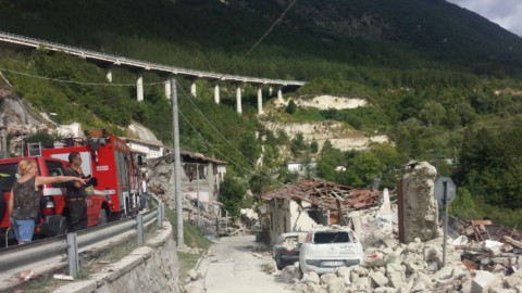 Terremoto: la situación de las carreteras, vías férreas, aeropuertos y la red eléctrica