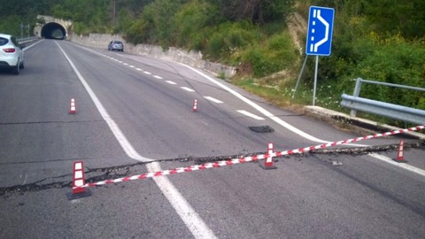 Gempa bumi: kelangsungan hidup di jalan raya dan rel kereta api