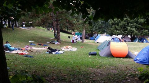 Migrants, il y a urgence aussi dans le Nord : gare envahie à Côme - Galerie et vidéo