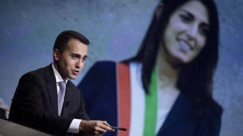 Sturm auf Raggi und Di Maio, die es wussten, sich aber verteidigten: „Ich habe es nicht verstanden“. Heute Grillo in Rom