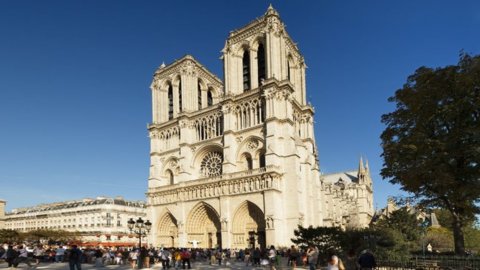 Paris, suspicious car near Notre Dame