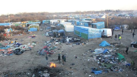 Migranti, addio giungla a Calais: è cominciato lo sgombero (Video)