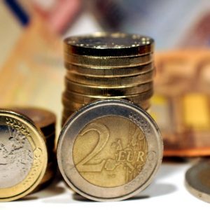 Il terremoto elettorale al test dei mercati: euro più debole ma non troppo