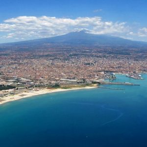 Catania senza luce né acqua, aeroporto ancora chiuso. Palermo brucia, Punta Raisi riaperto a metà: Sicilia al collasso