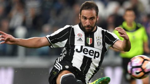 La Juve vince il derby di Torino (3-1): Higuain detta legge