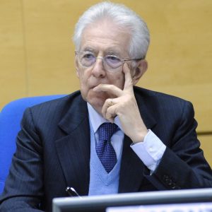 Mario Monti memberi pelajaran kepada Meloni: di Eropa Anda perlu tahu bagaimana menghadapi Prancis dan Jerman dan tidak mengacungkan tinju