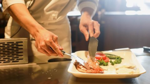 Catering: 11 milioane de oameni mănâncă departe de casă, dar criza încă cântărește