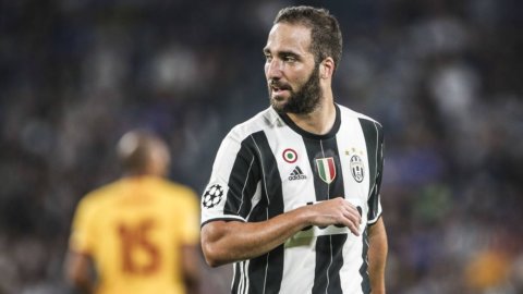 Juve di Bologna menjawab tantangan Napoli dan Roma