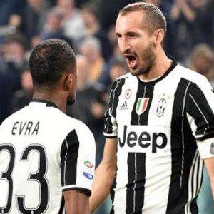 Il Genoa impone il pari alla Juventus con due clamorosi errori di Chiellini. Pari Fiorentina-Catania