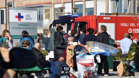 Terremoto, Renzi: “Container entro Natale, poi casette” – TUTTI I VIDEO