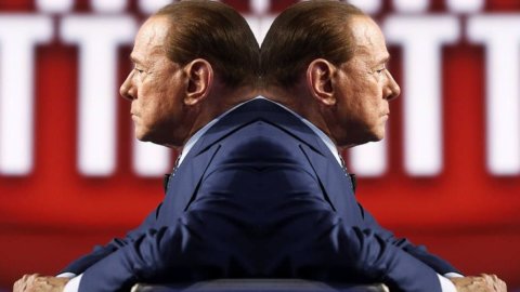 Referendum, Berlusconi bifronte: riconosce che Renzi è l’unico leader ma vota NO