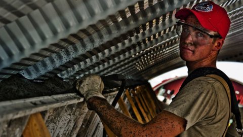 Work in Italy: more employed but hours worked and wages slow down