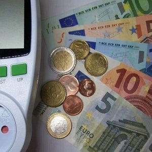 Bollette: nel 2017 aumenti per elettricità e gas, sconti per famiglie