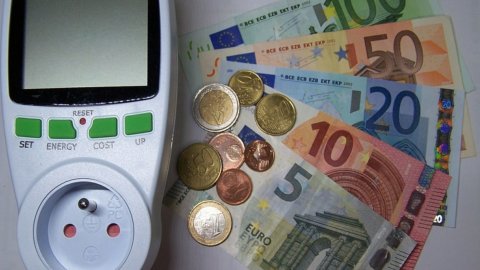 Bollette: da aprile rincari per la luce