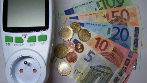 Bollette: nel 2017 aumenti per elettricità e gas, sconti per famiglie