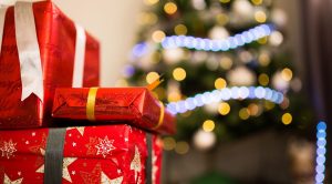 Regalo e regali sotto l'albero di Natale
