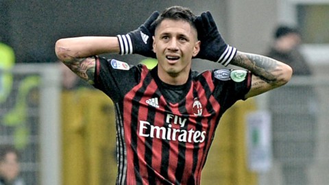 Milan câștigă la limită și rămâne pe locul doi