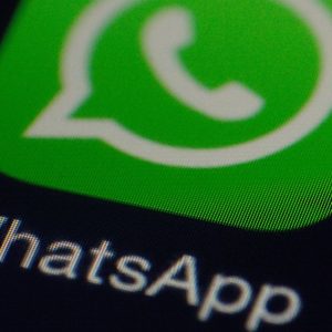 Whatsapp vola e scalza gli sms (-75%)