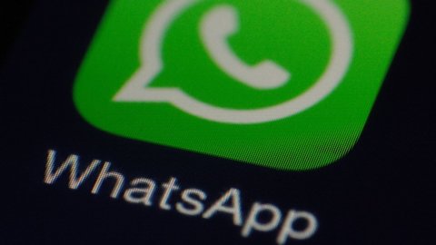 Whatsapp vola e scalza gli sms (-75%)