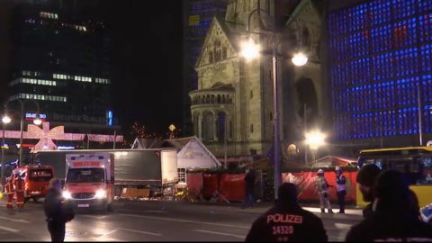 Attentato a Berlino: camion sulla folla